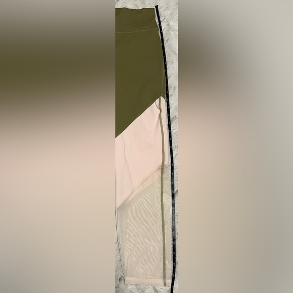 Fabletics Colorblock Fitnesshold High-Waisted 7/8 Leggings - Picture 11 of 15